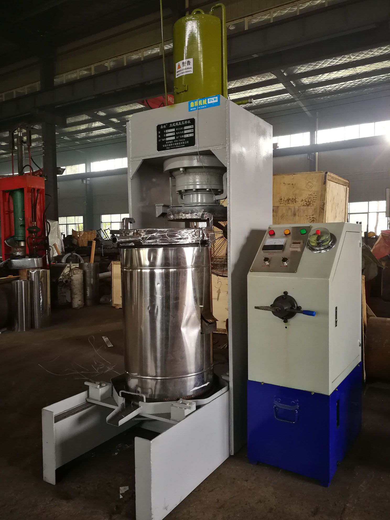 不銹鋼超高壓立式液壓壓榨機(jī)，果汁壓榨機(jī)，果渣壓榨機(jī)，藥材壓榨，油渣處理，白土壓榨